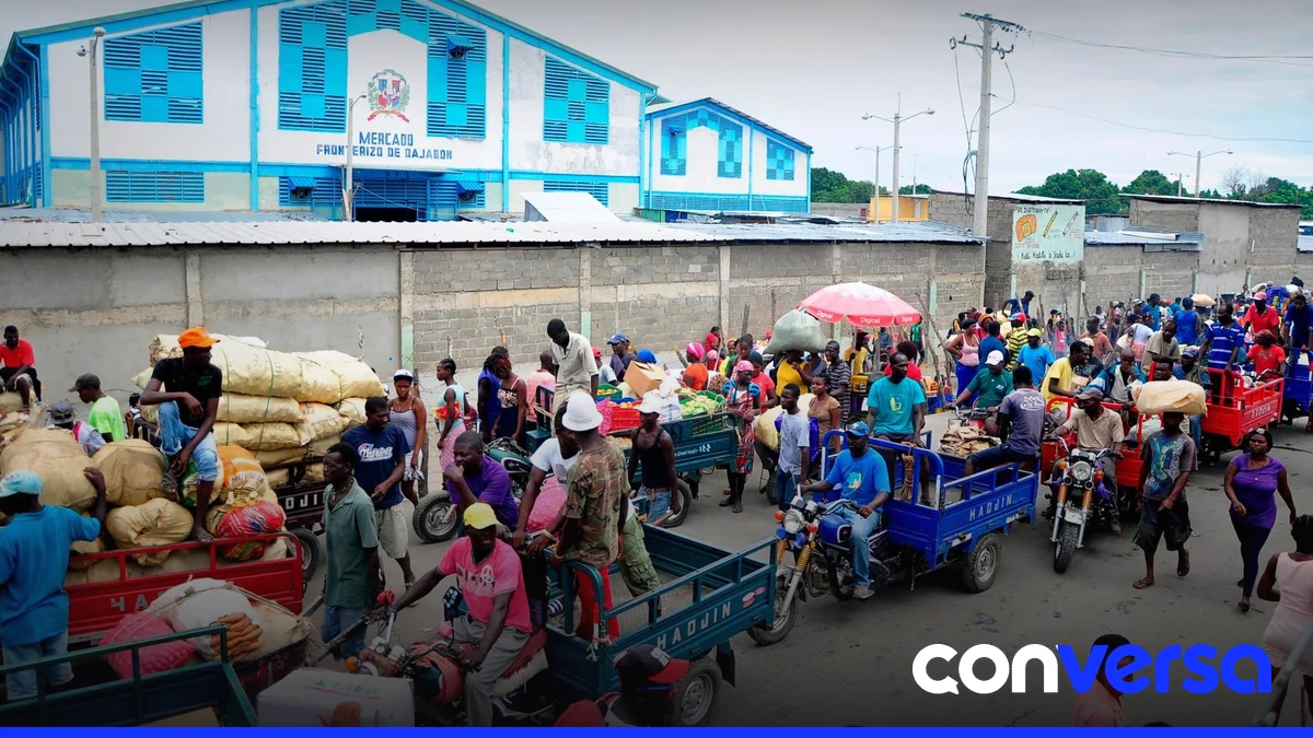 Comerciantes haitianos cruzan la frontera con República Dominicana para adquirir productos.