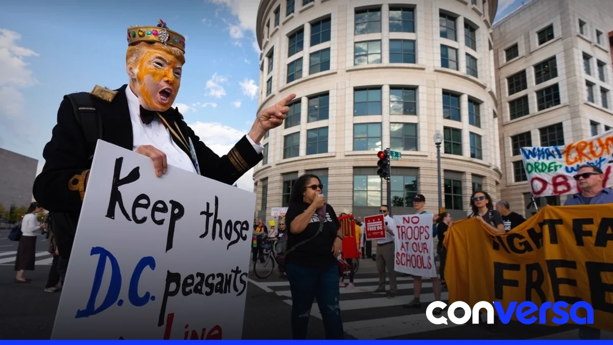 Fotografía de la Guardia Nacional patrullando las calles de Washington, D.C.