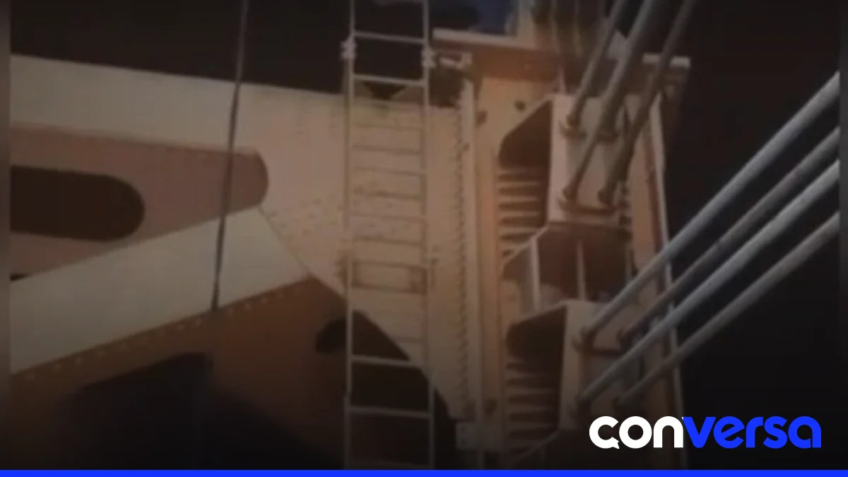 Bomberos realizan un rescate en el puente Hermanos Patiño.