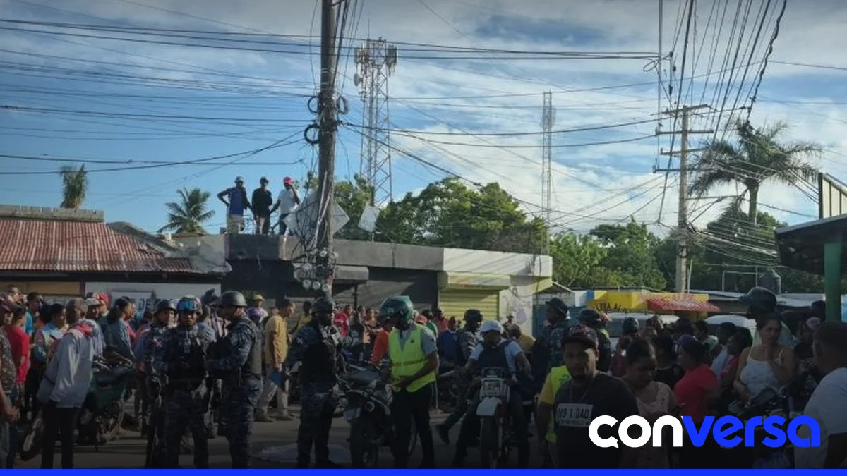 Cuerpo de la niña en el lugar del accidente, rodeado de familiares y vecinos.