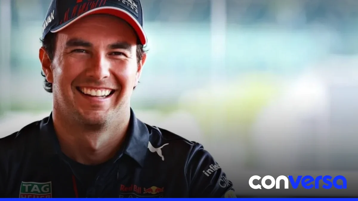Sergio 'Checo' Pérez en una exhibición pública organizada por Cadillac en Paseo de la Reforma.