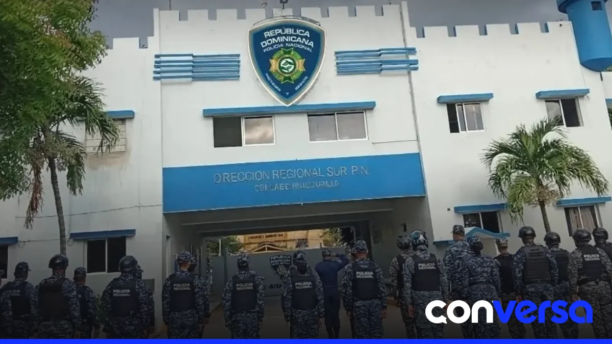 Agentes de la Policía Nacional en la región de Enriquillo durante la activación de protocolos preventivos.