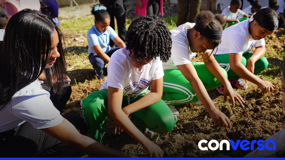 Estudiantes trabajan en un huerto escolar como parte de un proyecto educativo.