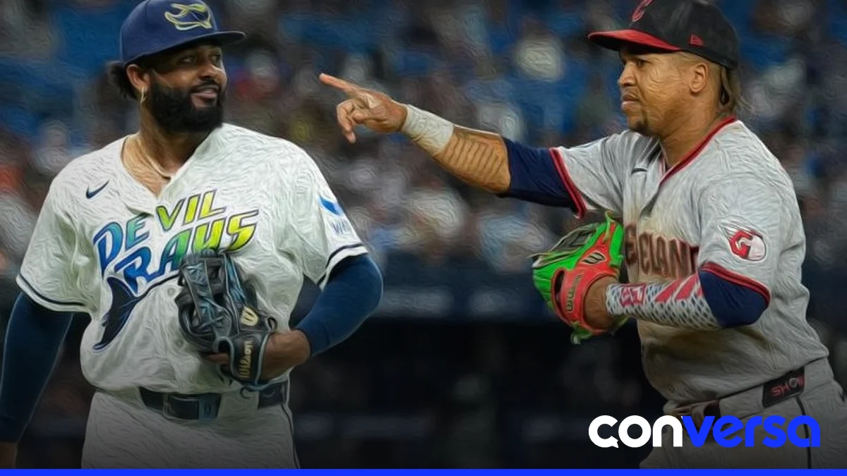 Jugadores de los Rays y los Guardians en el campo de juego durante la serie de la Liga Americana.