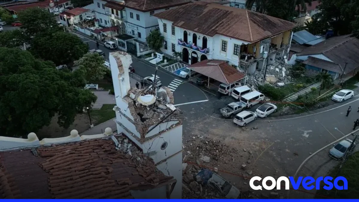 Autoridades panameñas inspeccionan viviendas dañadas tras el terremoto.