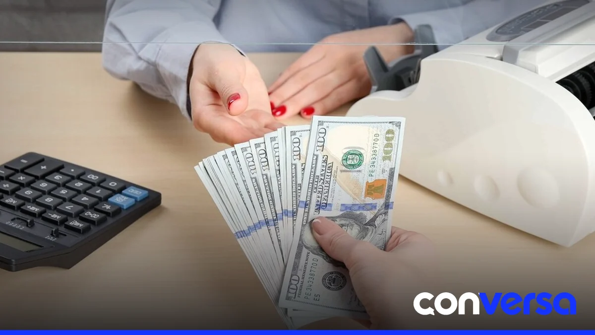 Monedas cubanas y billetes en un mercado informal.