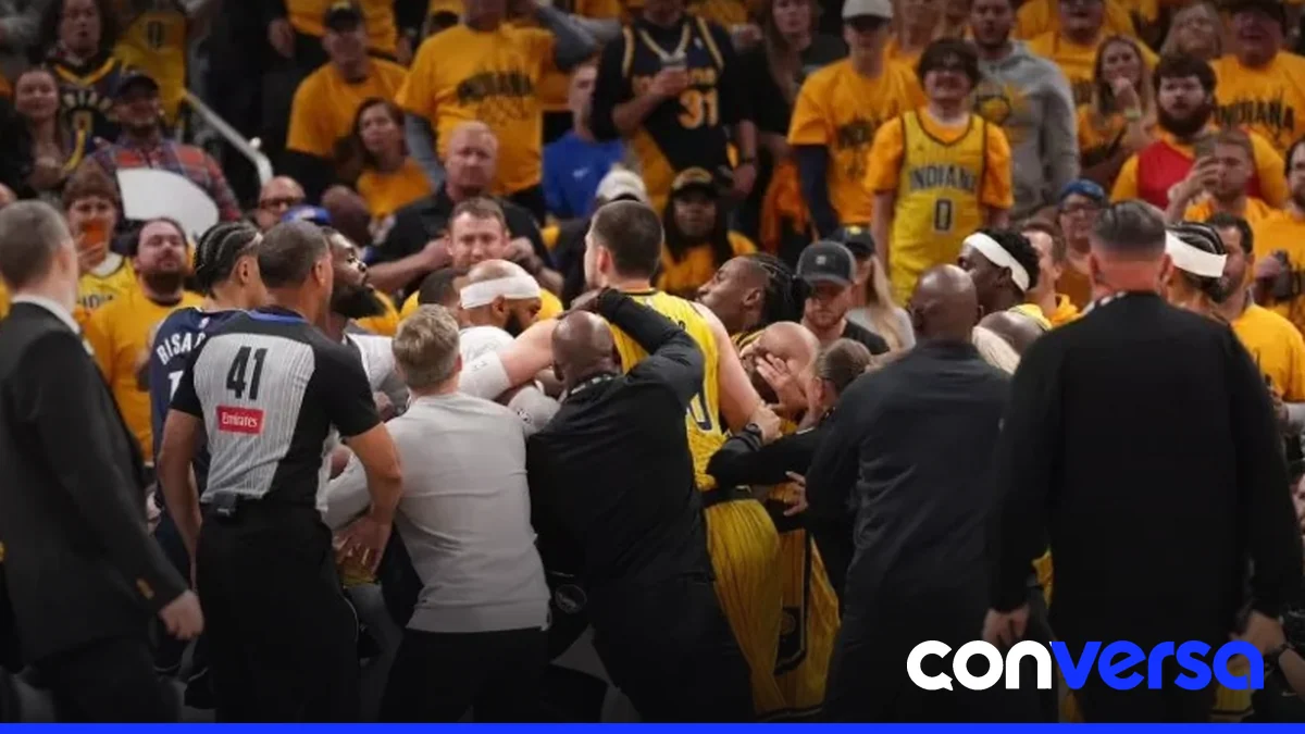 Cooper Flagg de los Mavericks durante un partido en la NBA.