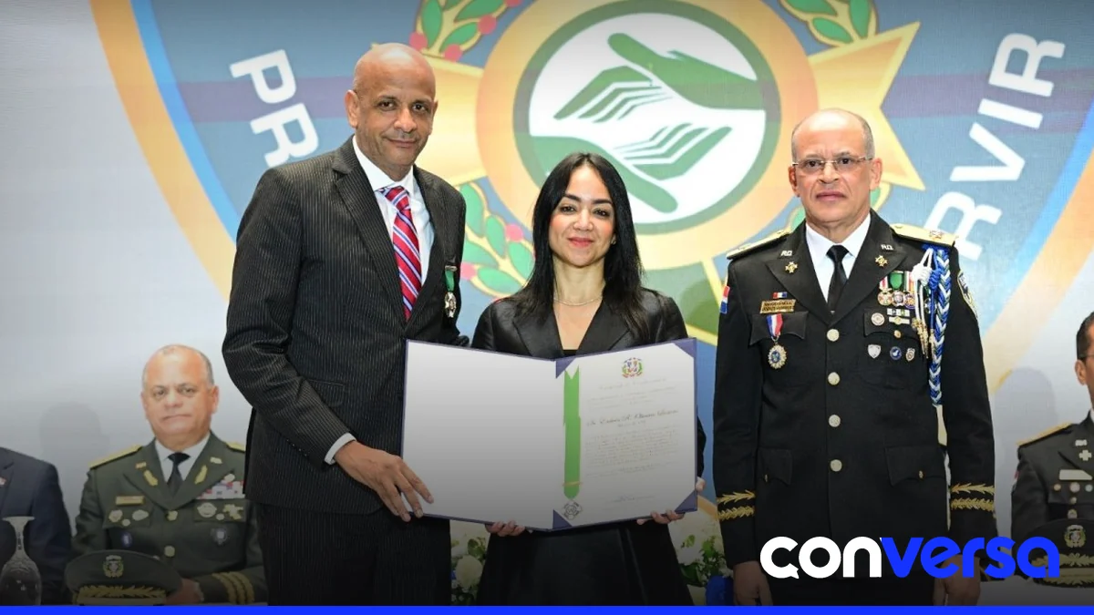 Foto del director del COE, Edwin Olivares Luciano, recibiendo la condecoración del presidente Luis Abinader.