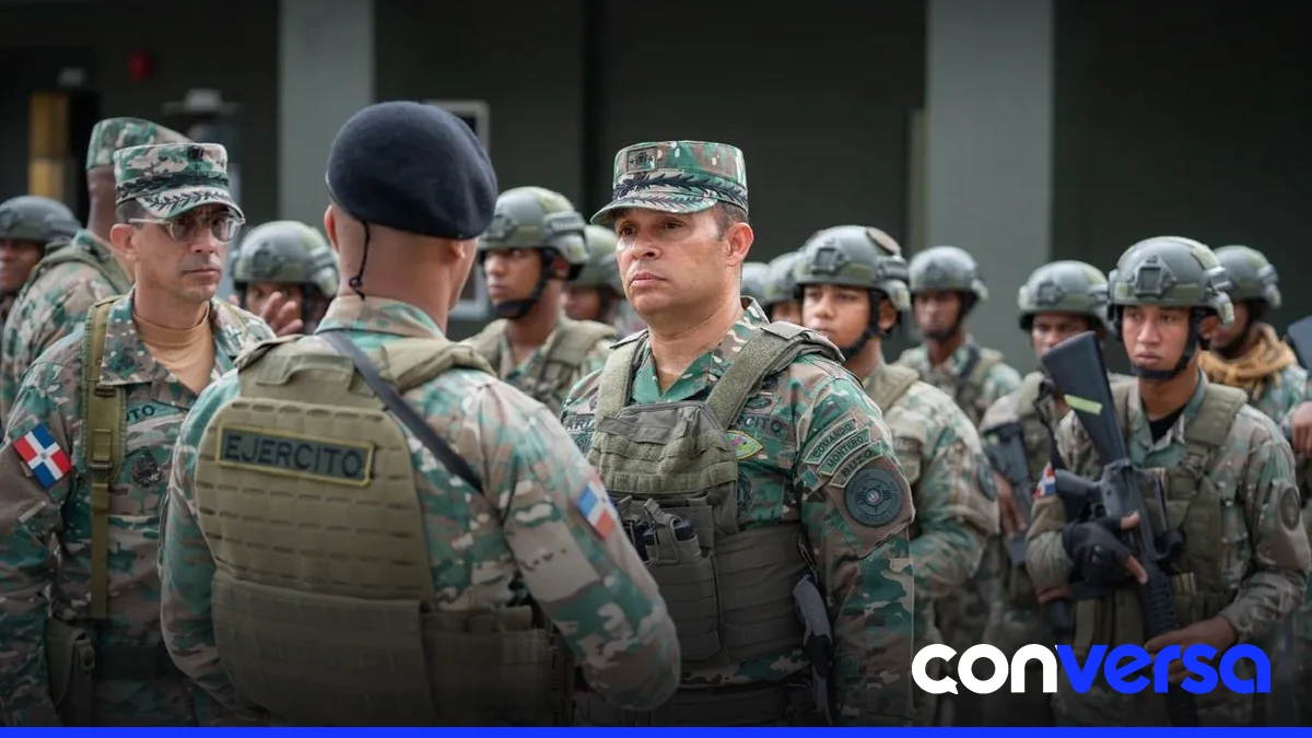 Soldados dominicanos en la frontera sur del país durante una inspección de las instalaciones.