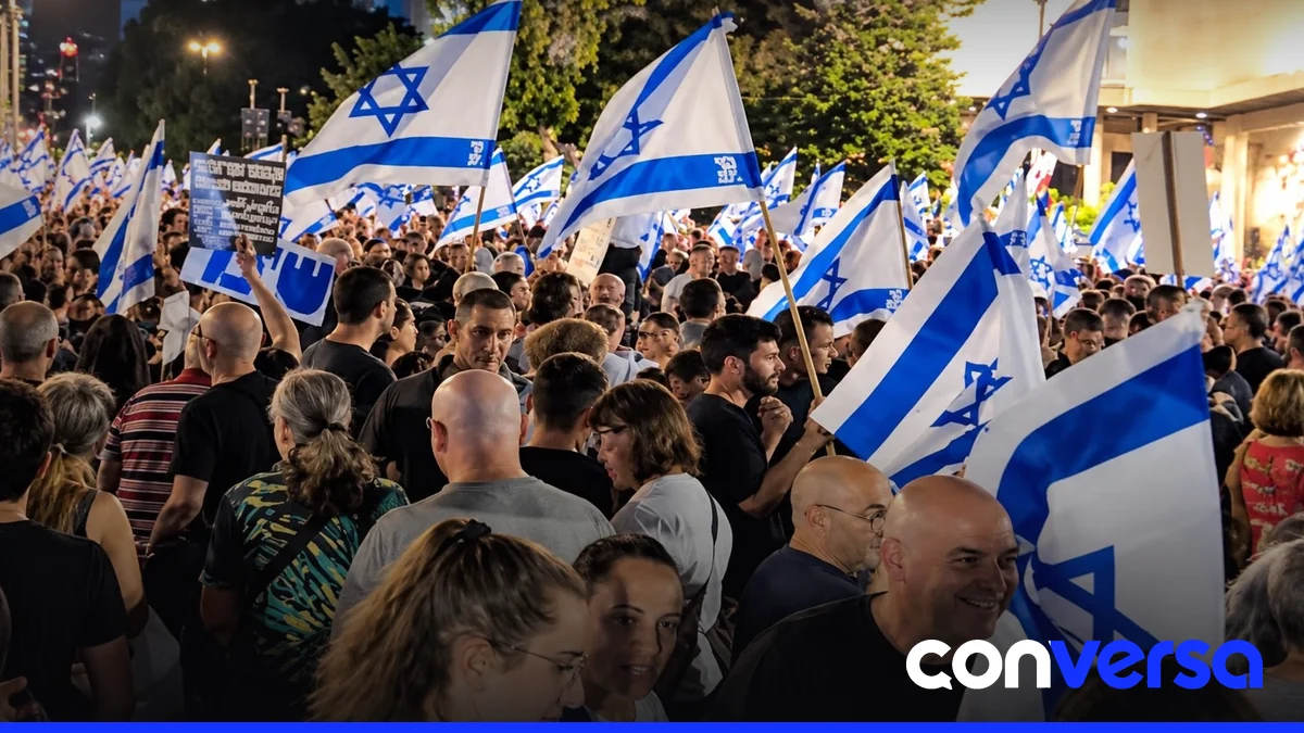 Manifestantes en Tel Aviv exigiendo una investigación sobre los fallos de seguridad que permitieron el ataque de Hamás.