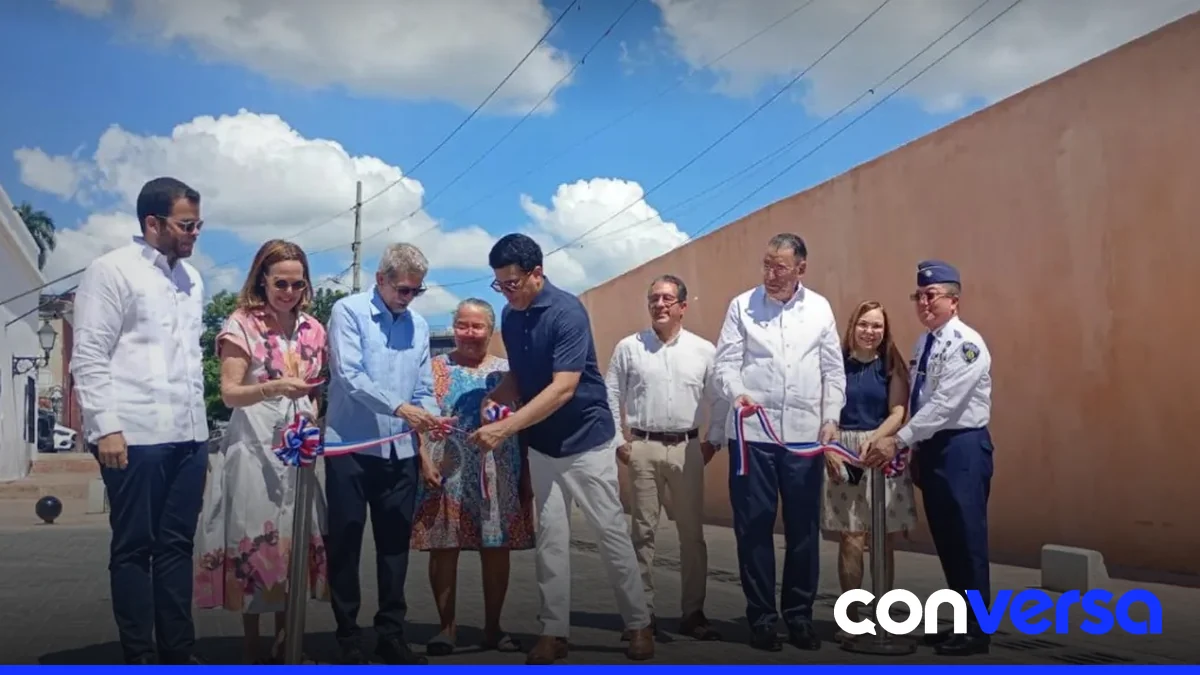 Foto muestra la calle Colón en la Zona Colonial, ahora renovada y accesible para los vecinos de Santa Bárbara.