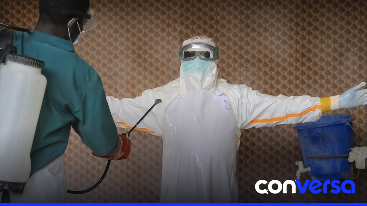 Trabajadores sanitarios en un centro de tratamiento durante el brote de ébola en la República Democrática del Congo.