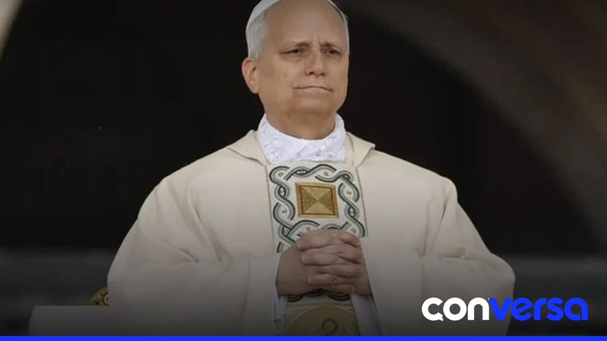 Papa León XIV en un encuentro con la comunidad durante un viaje apostólico.