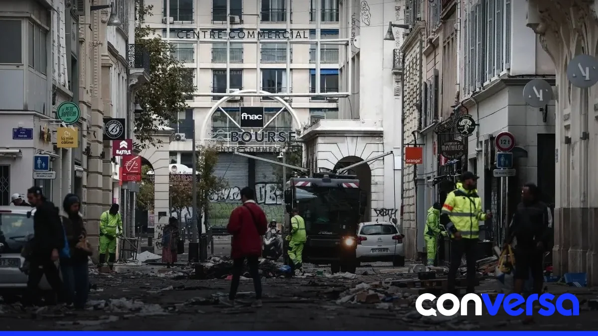 Imagen de los destrozos en las calles de París tras los disturbios.
