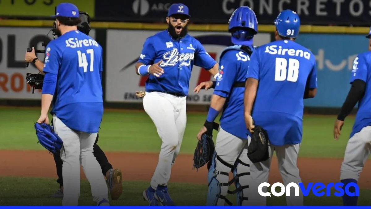 Jugadores de los Tigres del Licey celebran su victoria en el Estadio Quisqueya Juan Marichal.