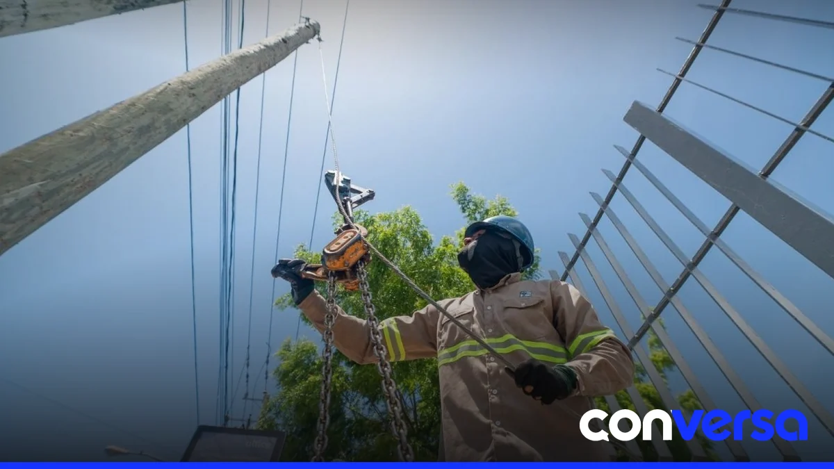 Imagen de un poste eléctrico en una comunidad de Puerto Plata.