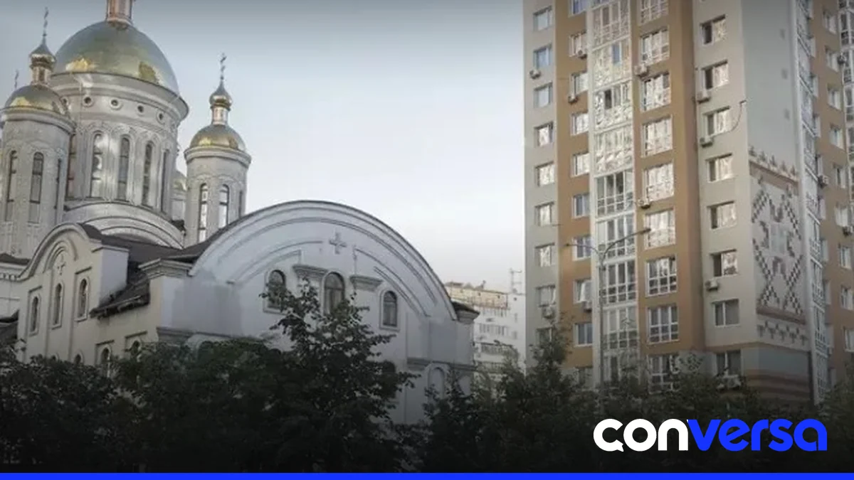 Imagen de un edificio de una universidad en Ucrania mostrando daños causados por un ataque.