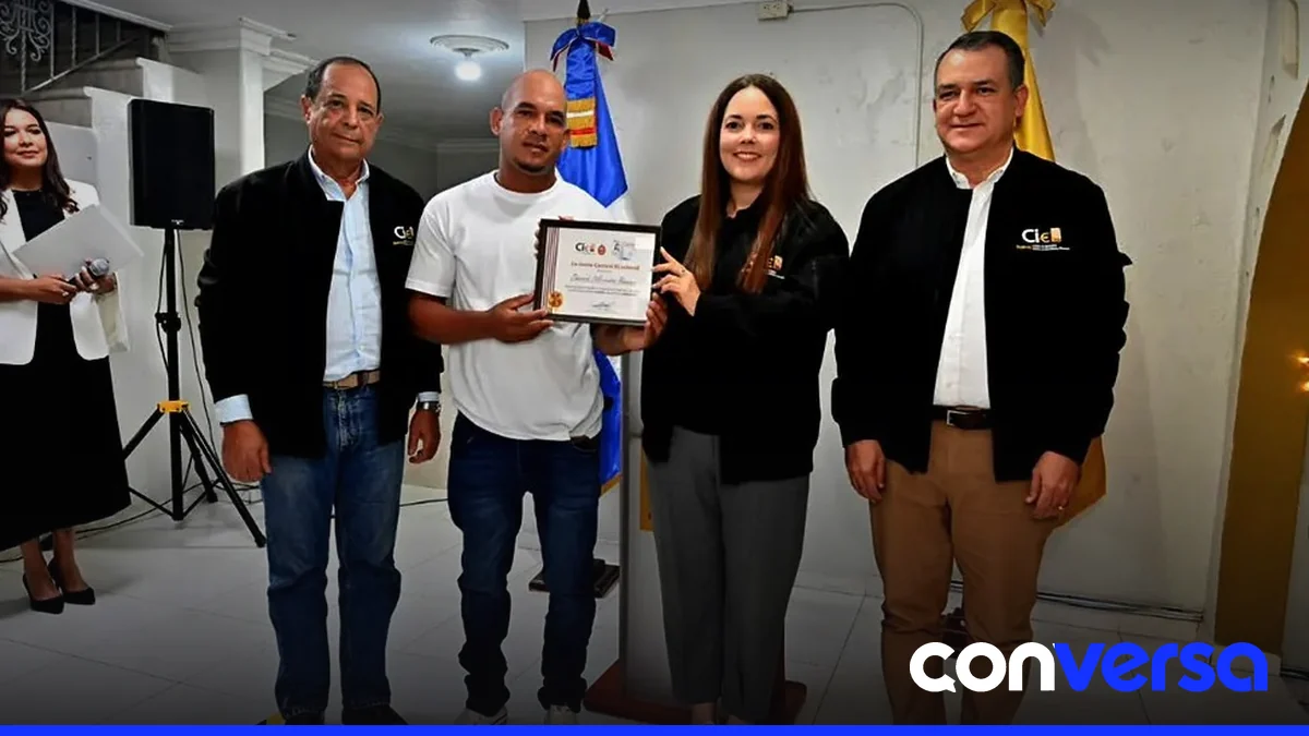 Foto del acto de entrega del cedulado número cuatro millones en Cambita Garabitos.