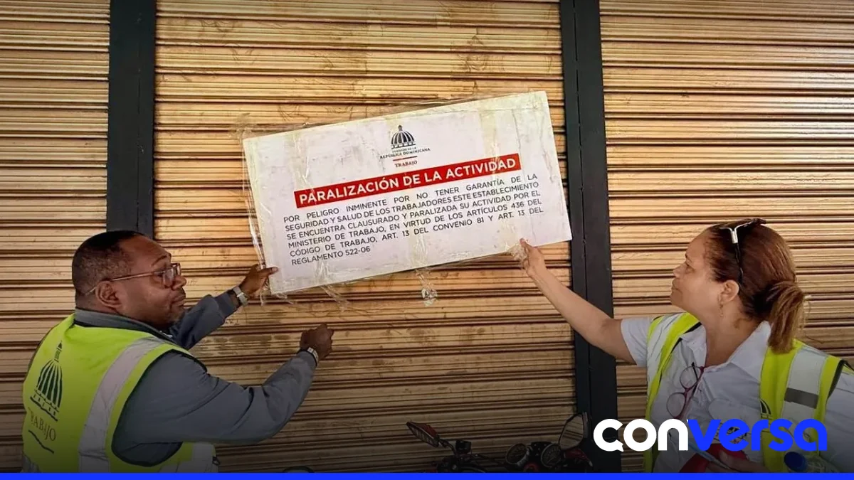 Trabajadores en un comercio inspeccionado durante el operativo del Ministerio de Trabajo.