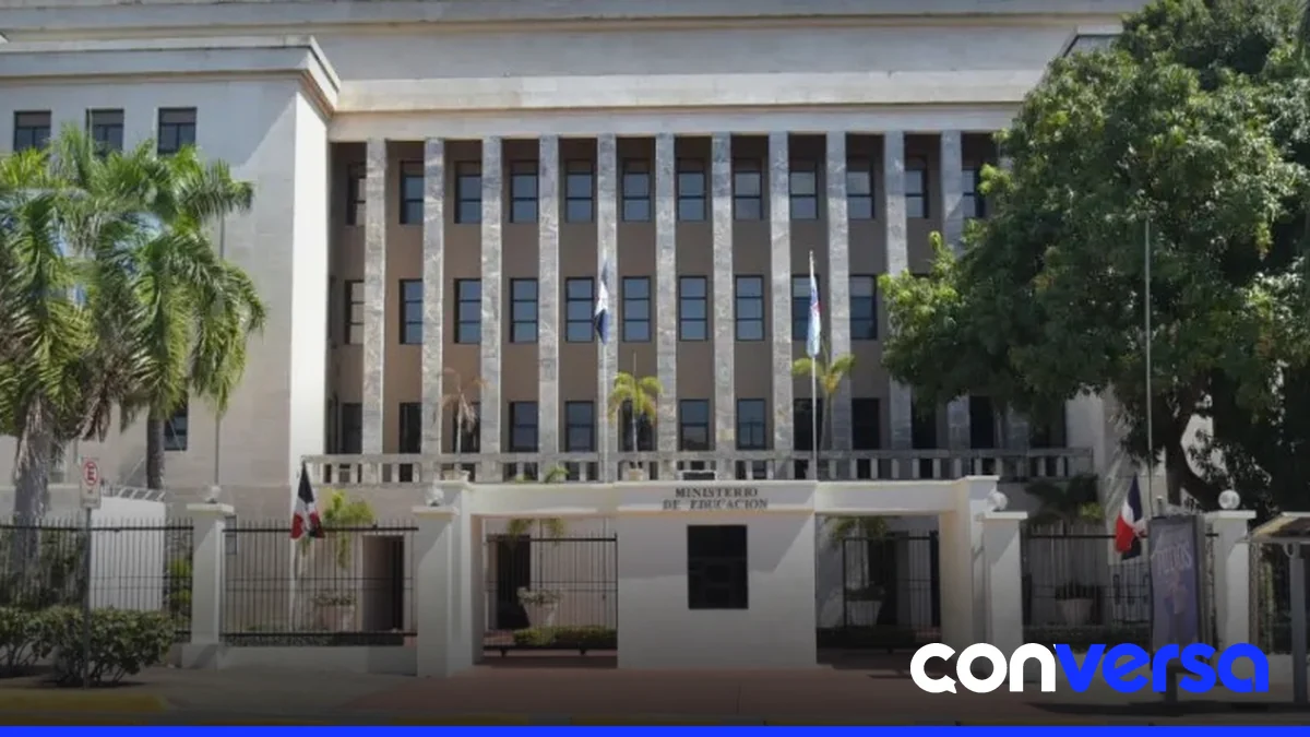 Niños en una escuela ubicada en una zona de riesgo durante las lluvias.