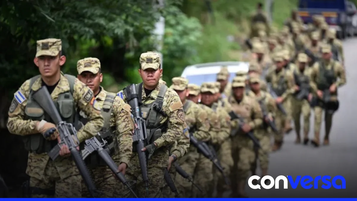 Soldados salvadoreños realizan patrullaje en Puerto Príncipe como parte de la búsqueda de cuatro efectivos desaparecidos.
