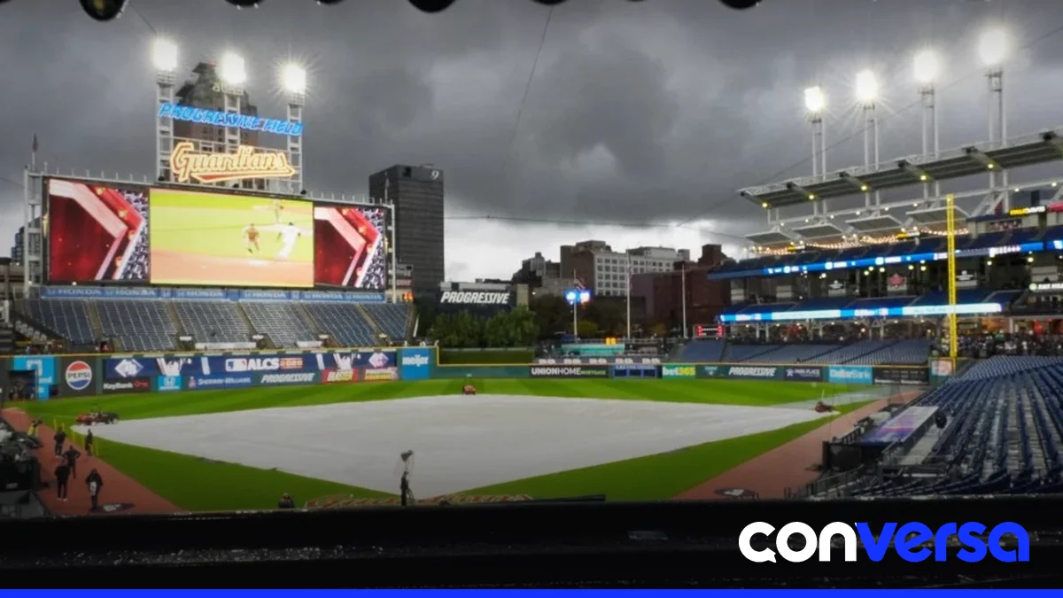 Jugadores de los Cleveland Guardians y Tampa Bay Rays en el campo de juego.
