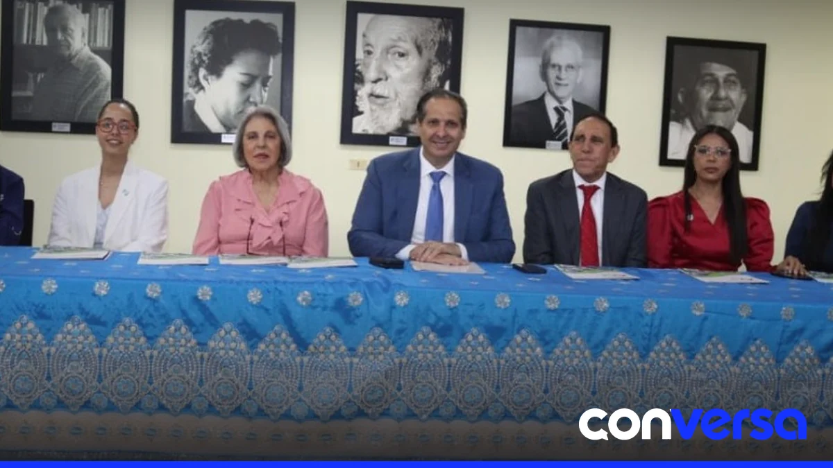 Periodistas y representantes de instituciones participan en la entrega del V Premio Nacional de Periodismo en Salud «Raphy Durán» 2026.
