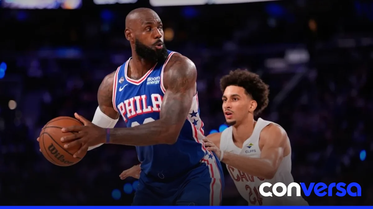 LeBron James en acción durante un partido de los Sixers.