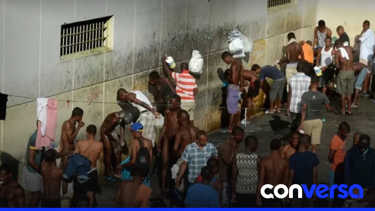 Imagen de una cárcel con personas recluidas en condiciones precarias.