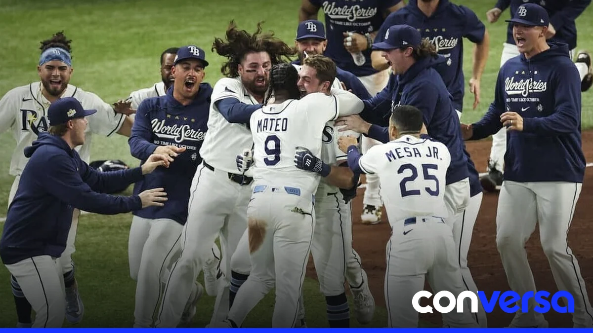 Jugadores de los Rays celebran la victoria en el duodécimo episodio del Juego 4 de la Serie Mundial.