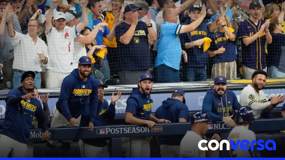 Fanático de los Brewers espera para adquirir boletas en el estadio de Milwaukee.