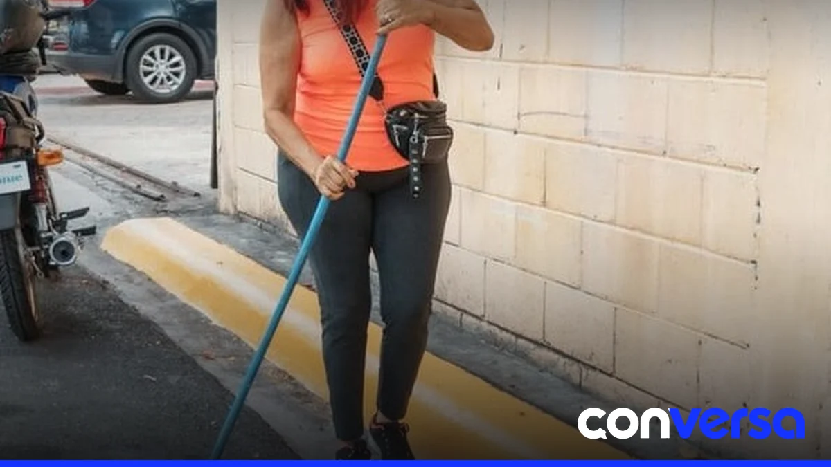 Alcaldesa Carolina Mejía durante la jornada de limpieza en el sector 30 de Mayo.