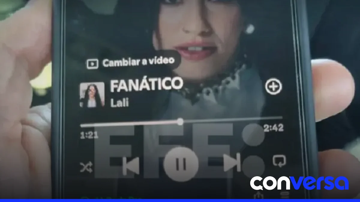 Imagen del teléfono de Pedro Sánchez reproduciendo la canción 'Fanático' de Lali Espósito.