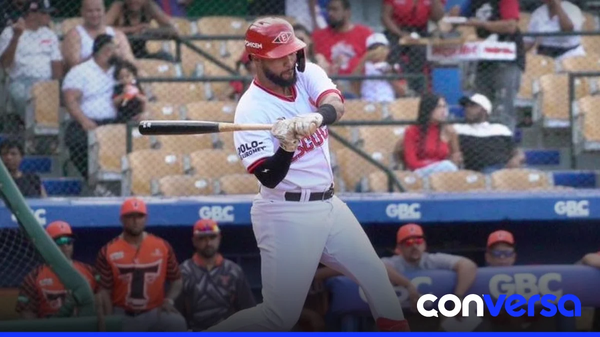 Jugadores de los Leones del Escogido celebran la victoria en el estadio Quisqueya Juan Marichal.