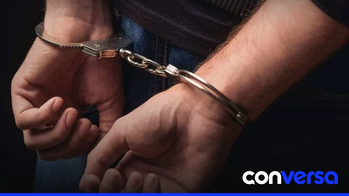 Autoridades policiales en la provincia de La Vega durante la entrega de los acusados.