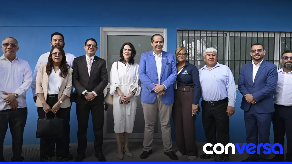 Ministro de Salud Pública y representante de la OPS visitan centros de salud durante recorrido para fortalecer la atención primaria.