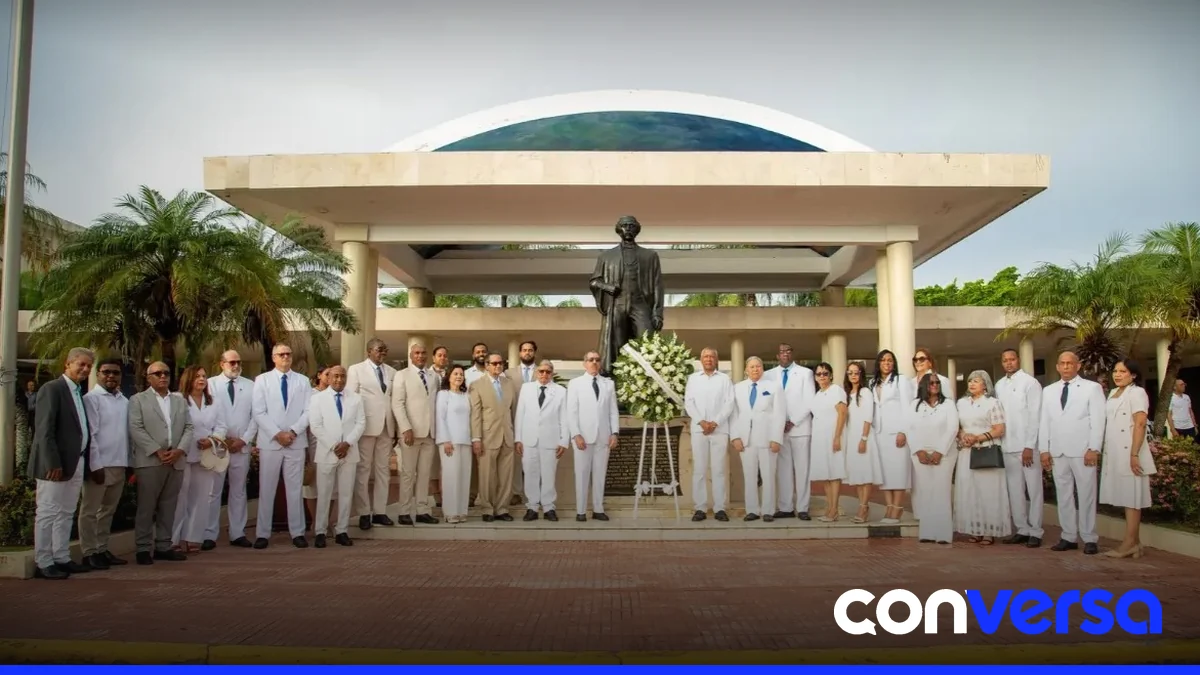 Imagen de la ceremonia de izamiento de banderas en la UASD.