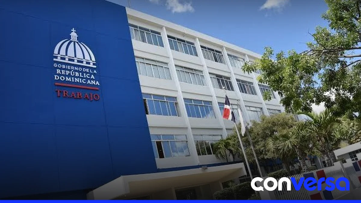 Trabajadores en una zona afectada por lluvias y riesgo de inundación.