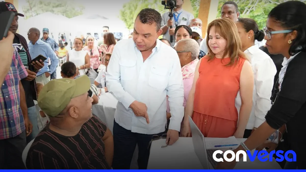 Personal del SNS atiende a ciudadanos durante una jornada de salud preventiva en Sánchez Ramírez.