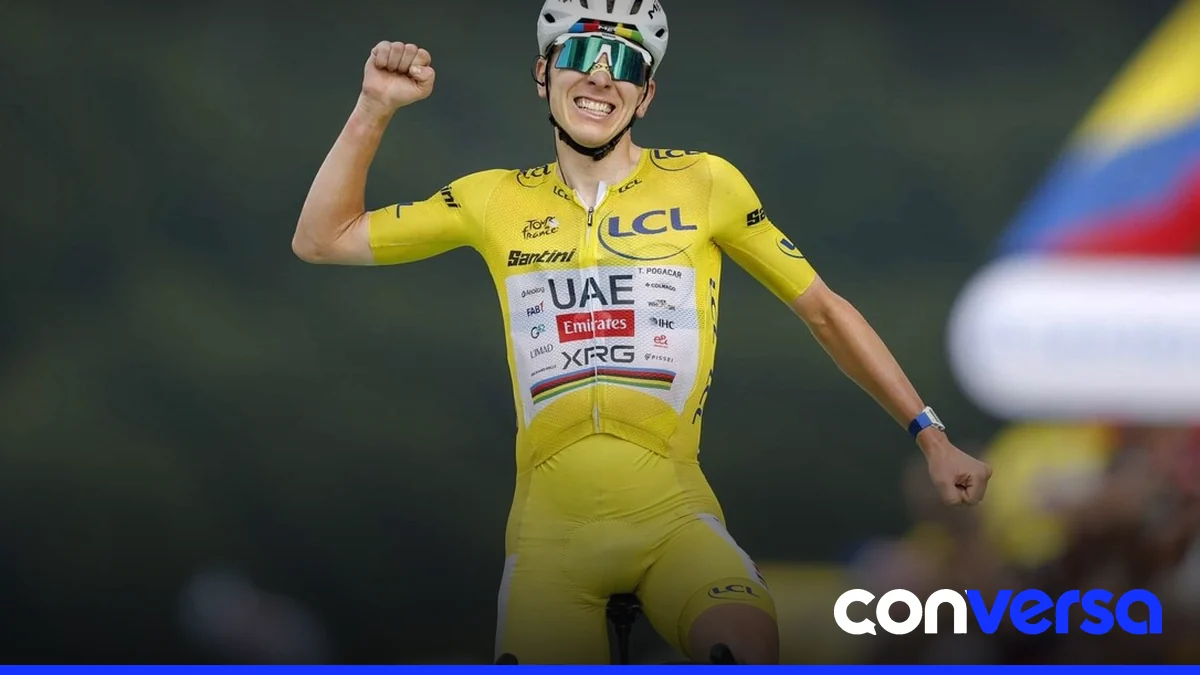 Tadej Pogacar en una carrera de ciclismo.