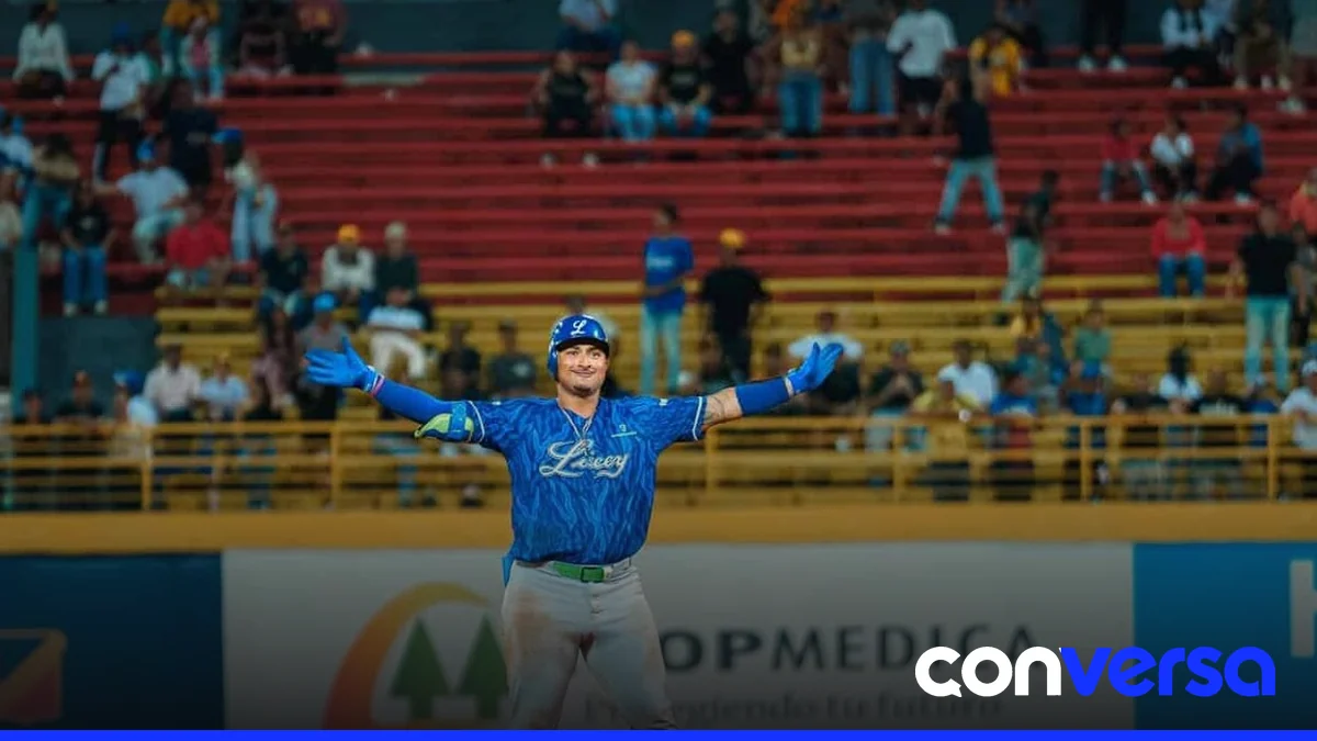 Jugadores de los Tigres del Licey celebran la victoria en el Estadio Cibao.
