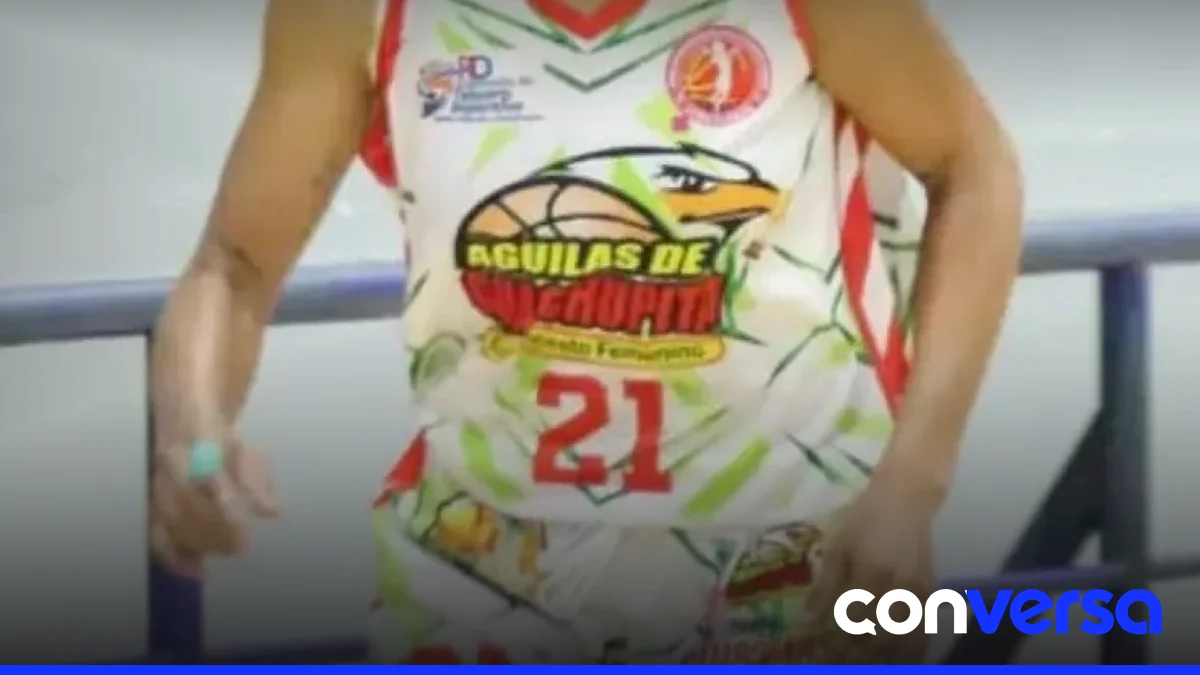 Jugadores de las Águilas de Guachupita en el partido contra las Turistas del Este.