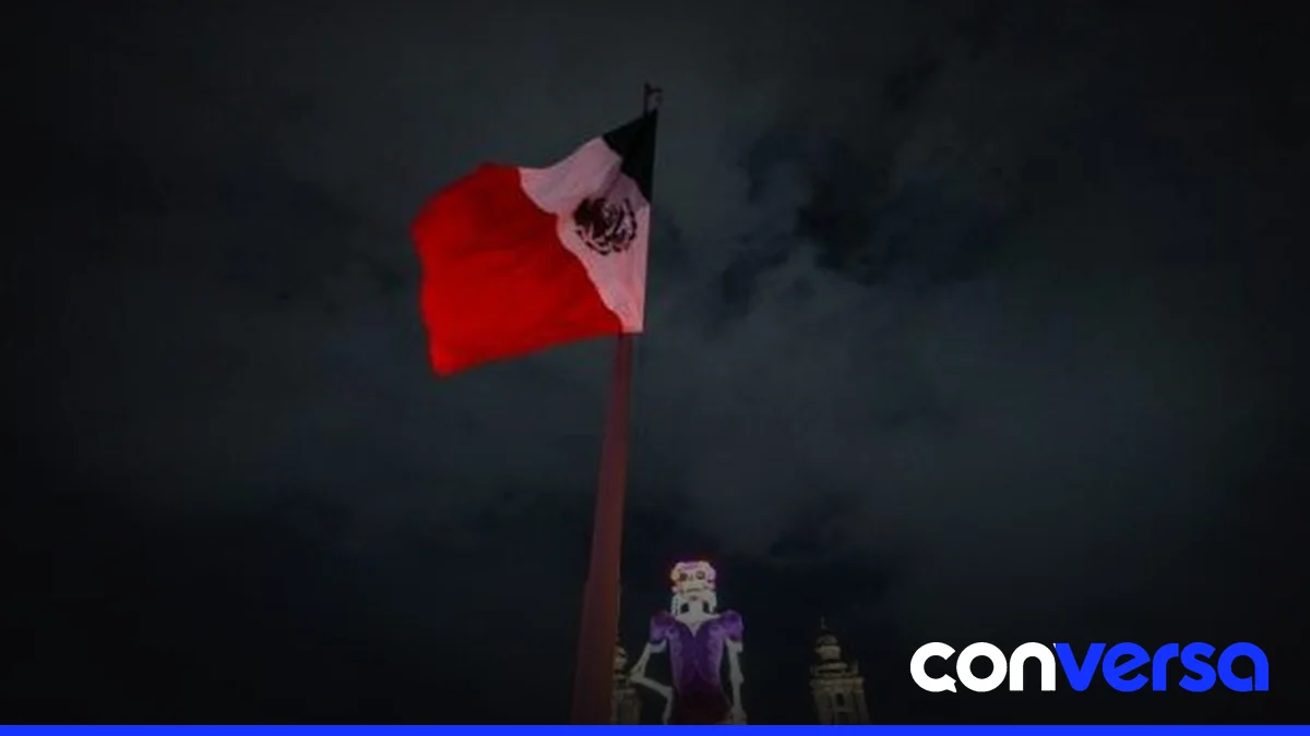 Imagen de la catrina monumental del Zócalo iluminada como parte de la Ofrenda Monumental.