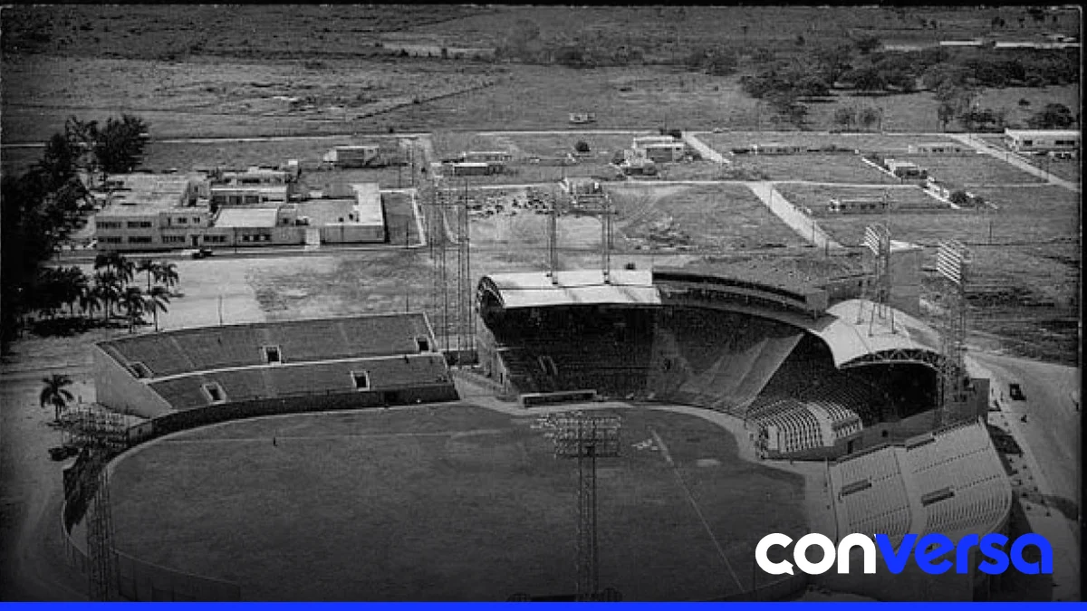 Fotografía del Estadio Trujillo, hoy conocido como Estadio Quisqueya Juan Marichal, donde se celebró la primera edición del torneo otoño-invernal en 1955.