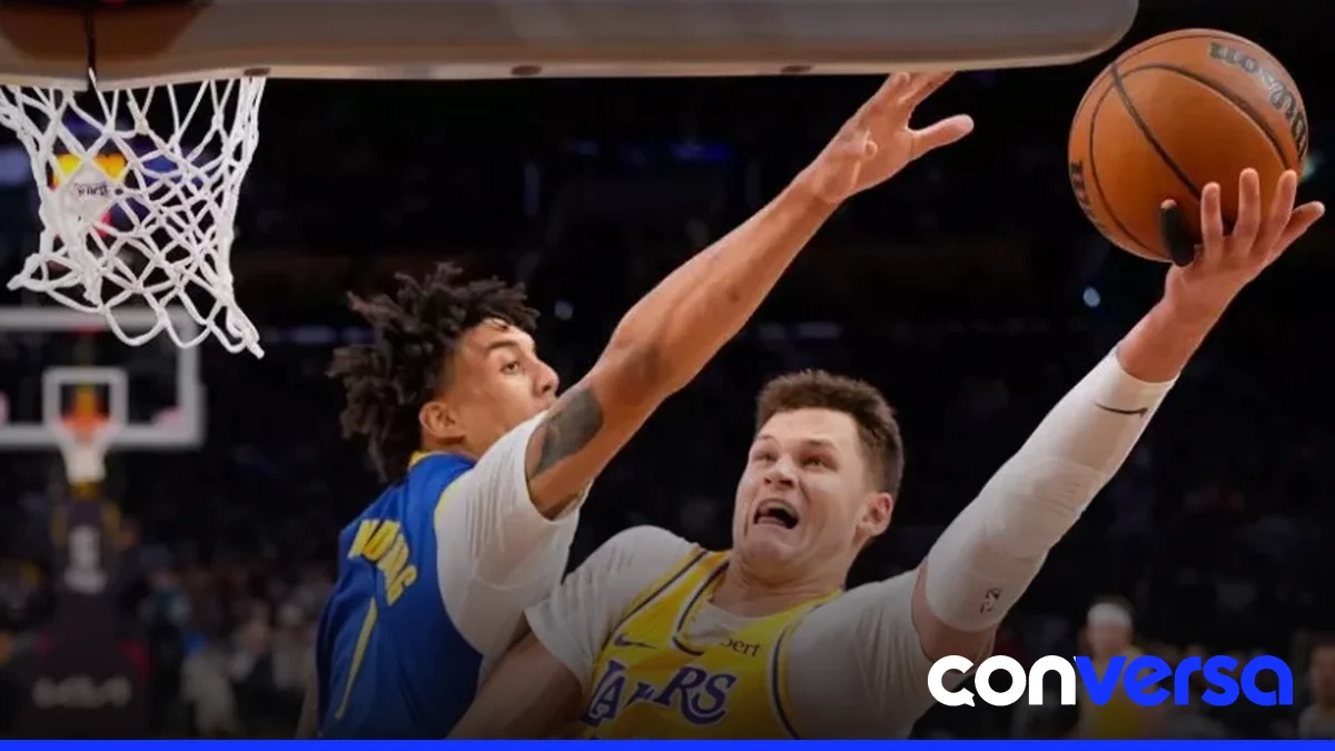 Jugadores de los Lakers celebran su victoria sobre los Warriors en la cancha.