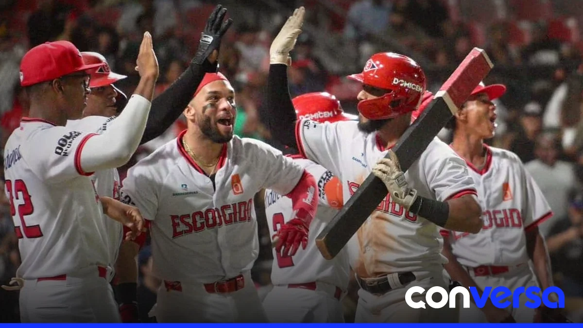 Jugadores de los Leones del Escogido celebran la victoria en el Estadio Quisqueya Juan Marichal.