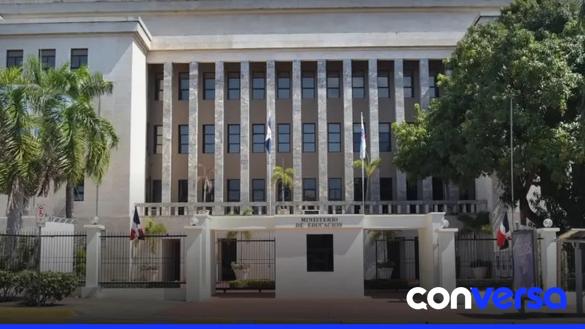 Estudiantes y docentes en un centro educativo durante la suspensión de clases por alertas climáticas.