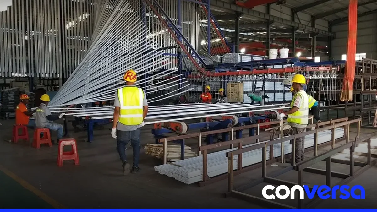 Trabajadores de una empresa china en la Zona Franca Industrial Riosur.