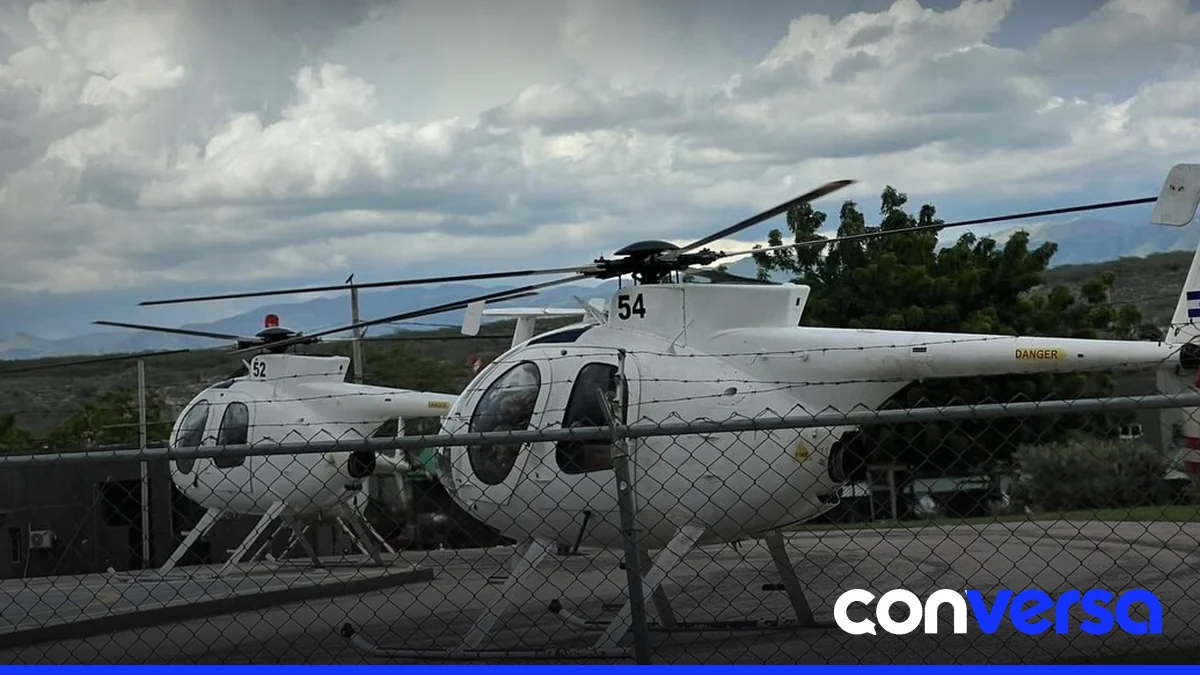 Helicópteros militares hacen escala en el municipio fronterizo de Jimaní, República Dominicana, rumbo a Haití.