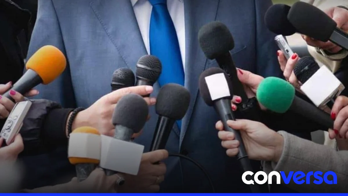 Periodistas en una cobertura informativa en el Palacio de Justicia.